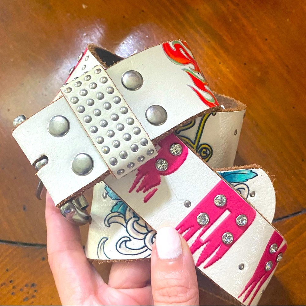 VTG White and Multi Color Ed Hardy Logo Leather Belt with rhinestones & studs 🔩